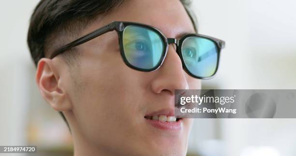 mann mit ar-brille - datenbrille stock-fotos und bilder