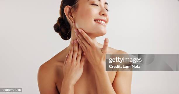 donna, sorriso e collo per la cura della pelle in studio con trattamento viso, dermatologia e trasformazione glow. felice, ragazza e bellezza naturale, orgoglio cosmetico e spazio estetico mockup su sfondo bianco - bellezza naturale foto e immagini stock