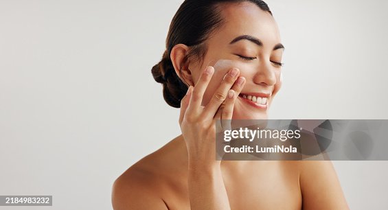 Donna, pelle del viso e lozione in studio per il tatto, felice e benefici da sfondo bianco. Crema persona, modella e cosmetica con mock up space, bellezza e siero per la trasformazione ad occhi chiusi Donna, pelle del viso e lozione in studio per il tatto, felice e benefici da sfondo bianco. Crema persona, modella e cosmetica con mock up space, bellezza e siero per la trasformazione ad occhi chiusi