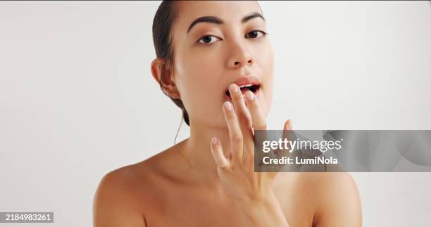 femme, baume à lèvres et fierté en portrait pour la beauté, le traitement ou l’application sur fond de studio. personne féminine, maquillage et maquette espace pour les cosmétiques, les soins de la peau et l’éclat de confiance ou de soins person - lèvres photos et images de collection