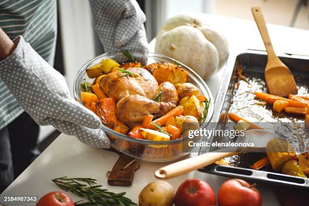 hombre tomando pavo asado - preparación de alimentos fotografías e imágenes de stock