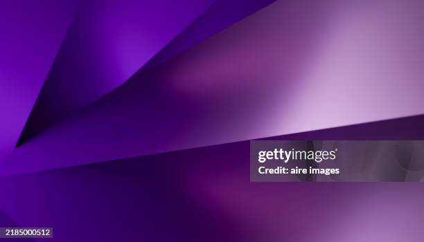 front view of an abstract violet geometric background in a three-dimensional rendered image - paarse achtergrond stockfoto's en -beelden