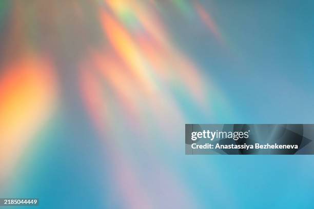 sun glare on a blue background - spettro luminoso foto e immagini stock