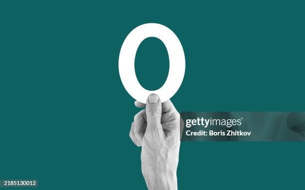 hand holding number 0 - zero imagens e fotografias de stock