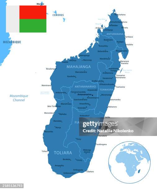 madagaskar - detaillierte karte mit regionen und städten des landes. flagge und globus. - madagaskar stock-grafiken, -clipart, -cartoons und -symbole