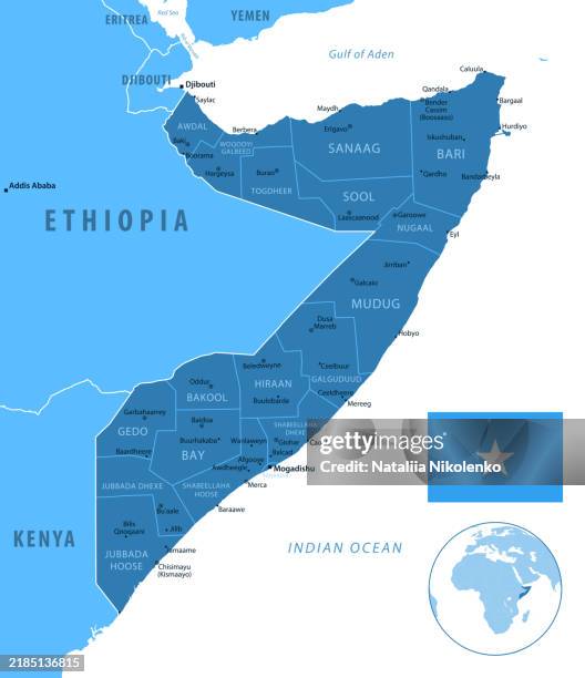 somalia - detaillierte karte mit regionen und städten des landes. flagge und globus. - horn von afrika stock-grafiken, -clipart, -cartoons und -symbole