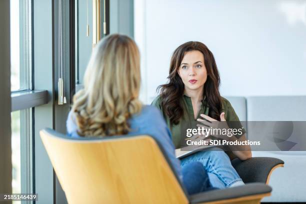 il terapeuta sieroso dà consigli - psicoterapeuta foto e immagini stock