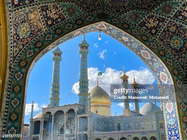 holy shrine of fatima masumeh, qom, iran - cultura iraniana cultura do oriente médio - fotografias e filmes do acervo