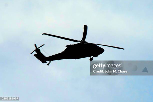 u.s. army uh-60 blackhawk helicopter - uh 60 black hawk stock pictures, royalty-free photos & images