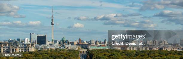 panoramic view over the tiergarten park with the brandenburg gate and berlin city skyline, germany - porta de brandemburgo imagens e fotografias de stock