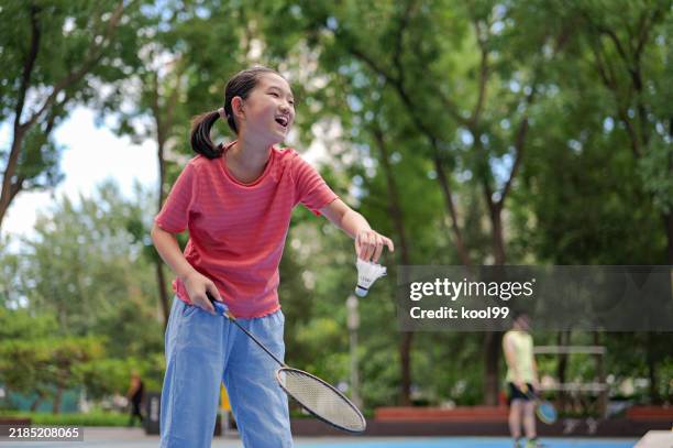little girl play badminton - girl badminton fotografías e imágenes de stock