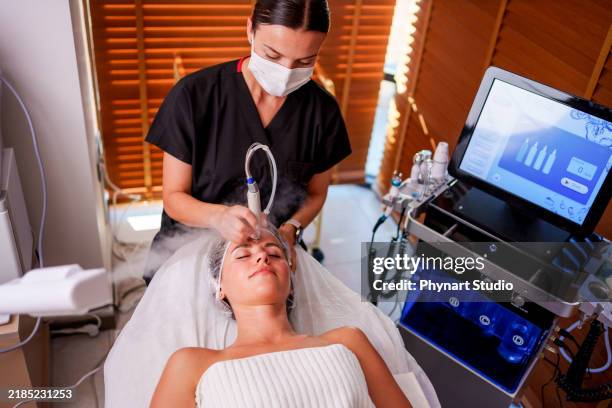 cosmetologist making mesotherapy injection with dermapen on face for rejuvenation on the spa center - aparelho-de-soldar-a-laser imagens e fotografias de stock