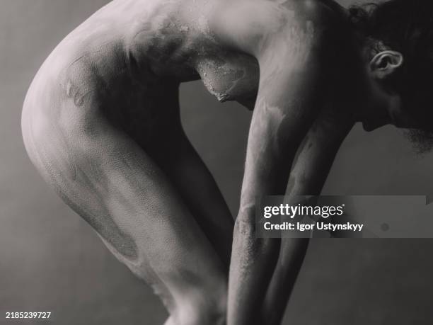 young woman with clay mask on body - inarcare la schiena foto e immagini stock