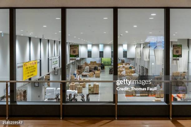 public viewing area of the at the toyosu fish market in tokyo - fish market stock pictures, royalty-free photos & images