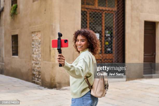 influencer creating travel vlog while exploring city - vlogger stockfoto's en -beelden