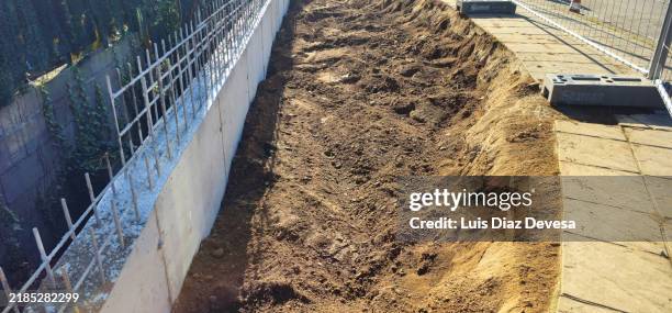 construction of a grey concrete wall. - formwork blocks stock pictures, royalty-free photos & images
