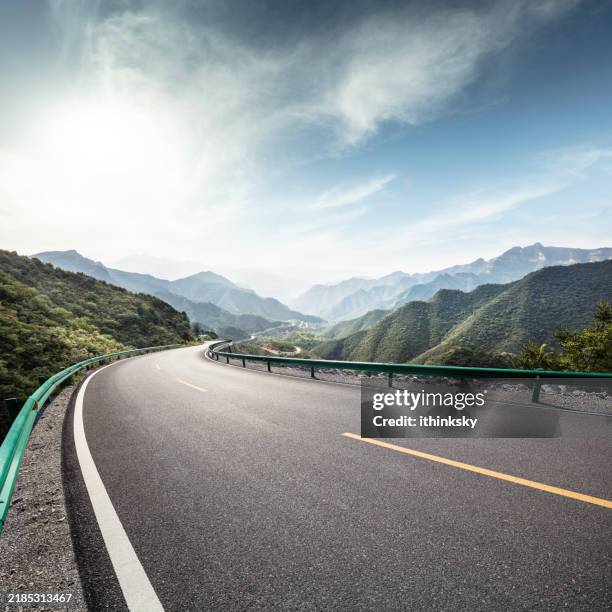 montagne e strade - autostrada foto e immagini stock