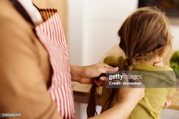 mama wird dir einen zopf machen! - geflochten stock-fotos und bilder