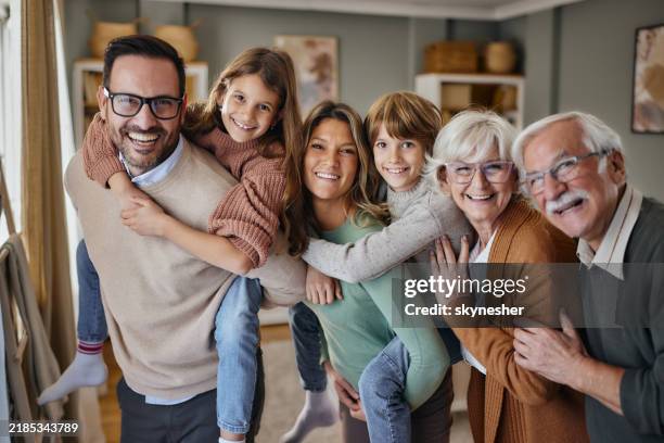 feliz familia extendida disfrutando de su tiempo en casa. - familia multigeneracional fotografías e imágenes de stock