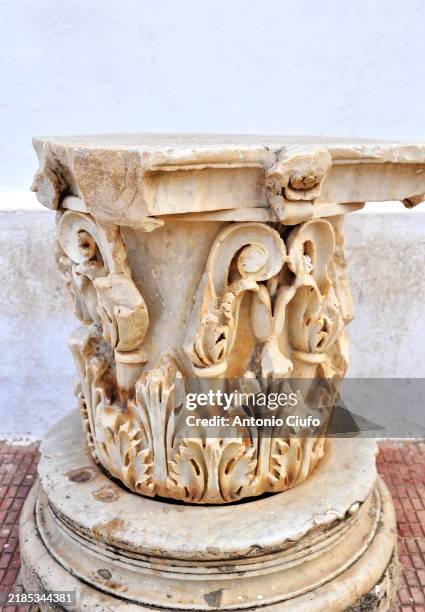 corinthian-style marble capital, algeria - corintio estilo clásico griego fotografías e imágenes de stock