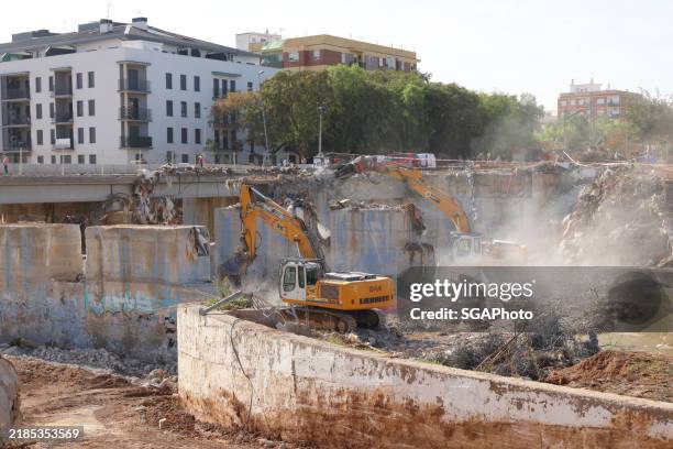 paiporta, valencia. the resulting after effects of storm dana. major clean up underway, and restoration of the town. railway bridge - dismantling stock pictures, royalty-free photos & images