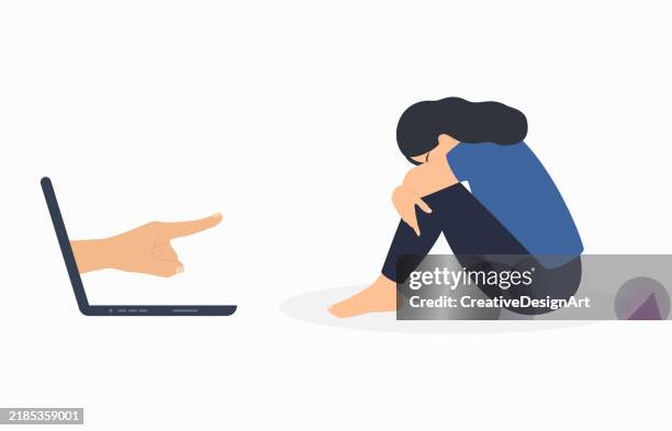 ilustraciones, imágenes clip art, dibujos animados e iconos de stock de concepto de acoso cibernético, agresión en internet y abuso en línea. vista lateral de la niña triste sentada y el dedo índice hacia afuera del monitor de la computadora portátil apuntando hacia ella - violencia