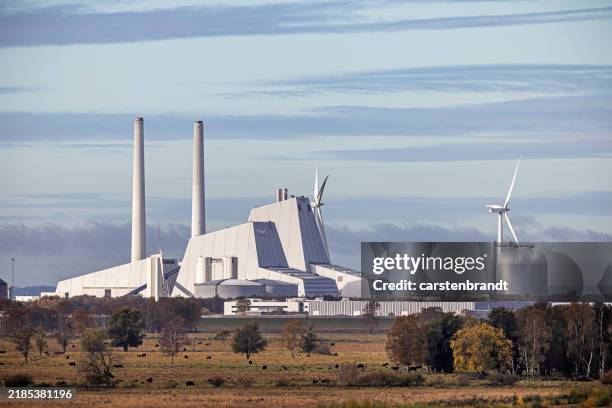 blick auf ein modernes kraftwerk mit windkraftanlagen - größere sehenswürdigkeit stock-fotos und bilder