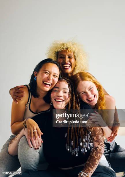 cuatro mujeres diversas de la generación z abrazándose y riendo juntas. concepto de belleza y bienestar. - cuatro personas fotografías e imágenes de stock