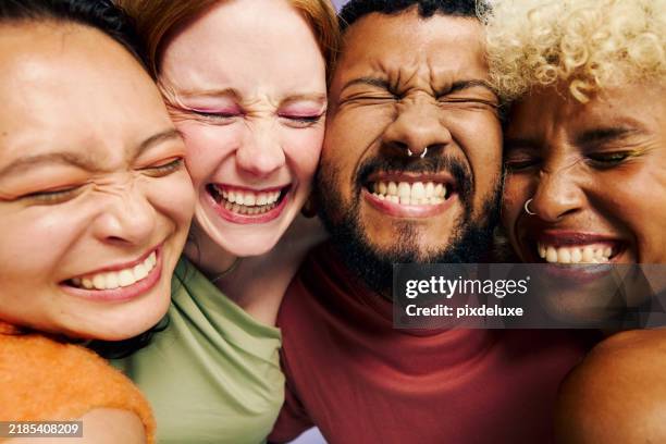 vier glückliche freunde, die sich umarmen und zusammen lächeln. beauty- und wellnesskonzept. - zahn stock-fotos und bilder