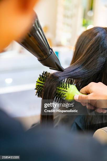primer plano de un peluquero secando el cabello de una mujer en el salón - cepillo para el cabello fotografías e imágenes de stock