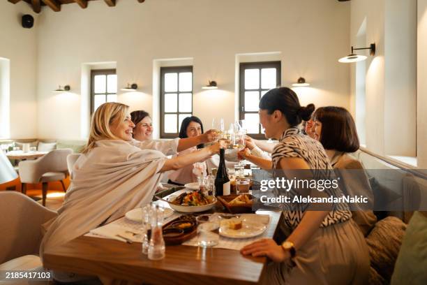female friends on a brunch in a restaurant - brunch imagens e fotografias de stock