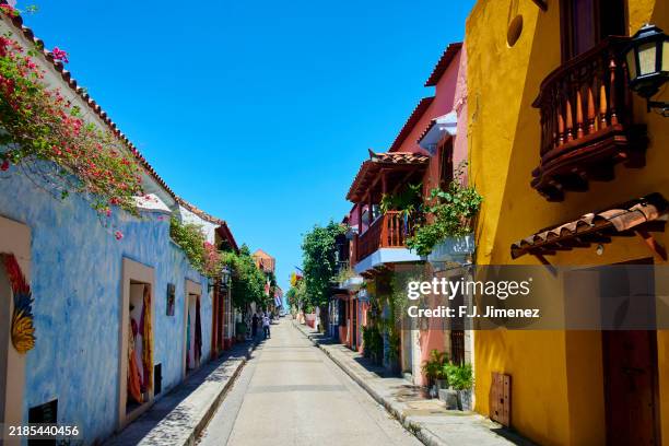 street with colorful houses on sunny day in cartagena de indias - cartagena colombia stock pictures, royalty-free photos & images