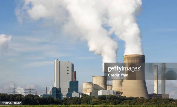 large coal fired power plant with smoking chimneys (niederaussem, germany) - central eléctrica fotografías e imágenes de stock