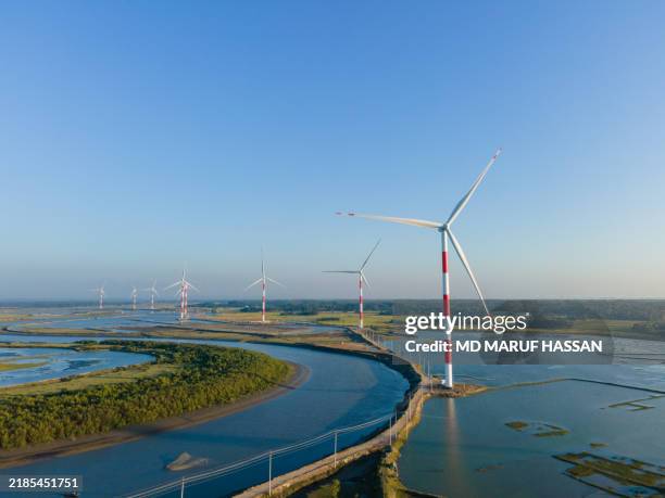 vista aérea de turbinas eólicas en una generación de energía verde farm_ renovable - objetivos de desarrollo sostenible fotografías e imágenes de stock
