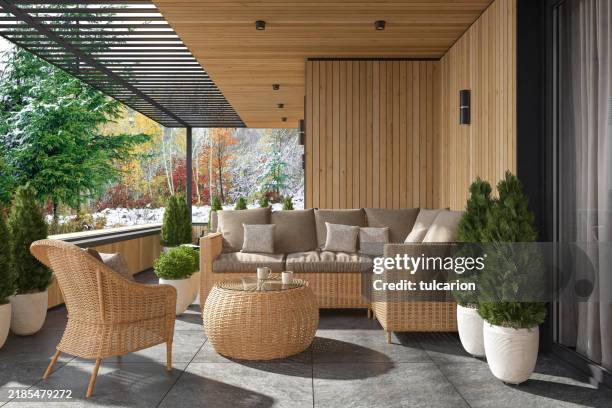 terrasse de villa d’hiver avec meubles en rotin et vue sur les montagnes enneigées - terrasse photos et images de collection