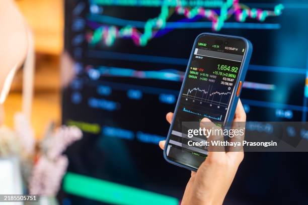 close-up of smartphone displaying stock market data and charts - börsengang stock-fotos und bilder