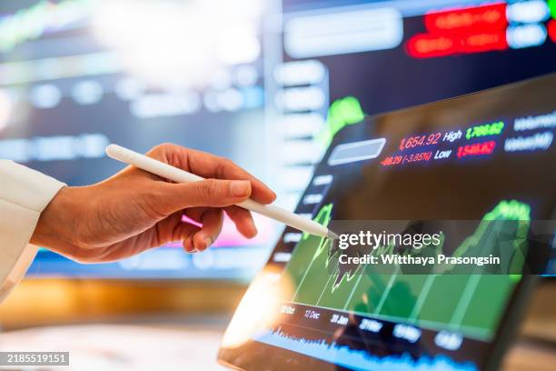 business analysis with graphs on a digital tablet - börsenkurs stock-fotos und bilder