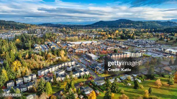 happy valley oregon residential suburban neighborhood in fall morning - oregon landscape stock-fotos und bilder