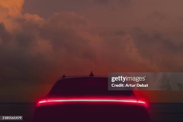 automotive futuristic design car with led tail light against the dusk sky - técnica de iluminação imagens e fotografias de stock