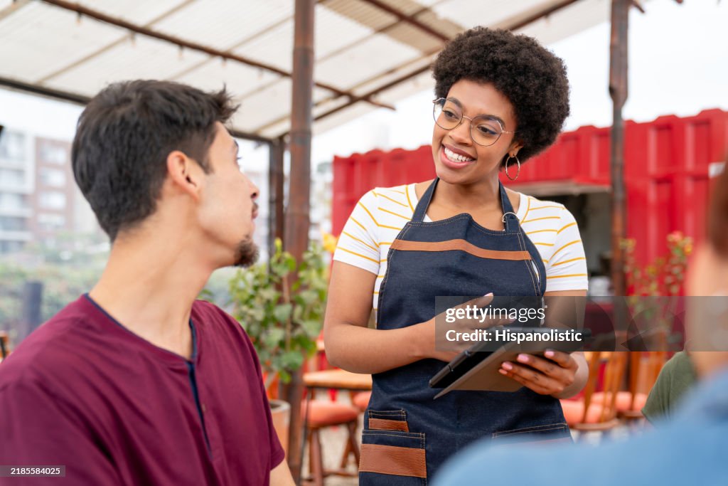 Camarera tomando el pedido de un cliente en un restaurante