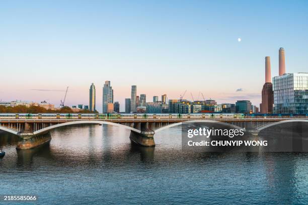 vista del puente de chelsea y la central eléctrica de battersea en londres - puente de ferrocarril fotografías e imágenes de stock