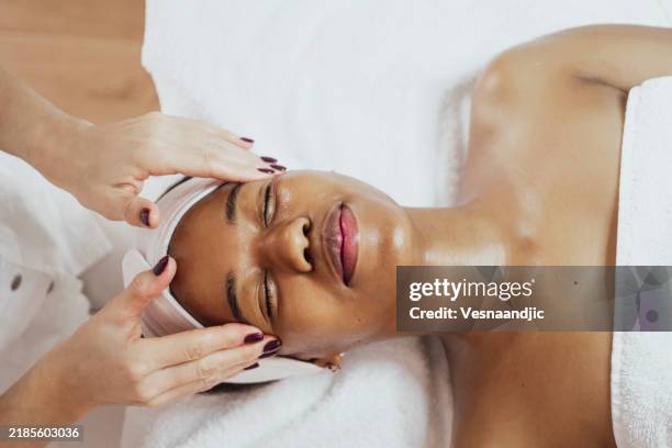 ästhetischer eingriff im schönheitssalon - kosmetikmaske stock-fotos und bilder