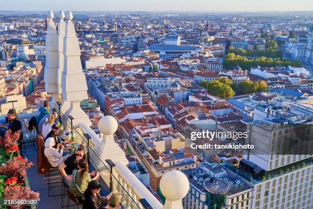 rooftop bar en madrid - terraza fotografías e imágenes de stock