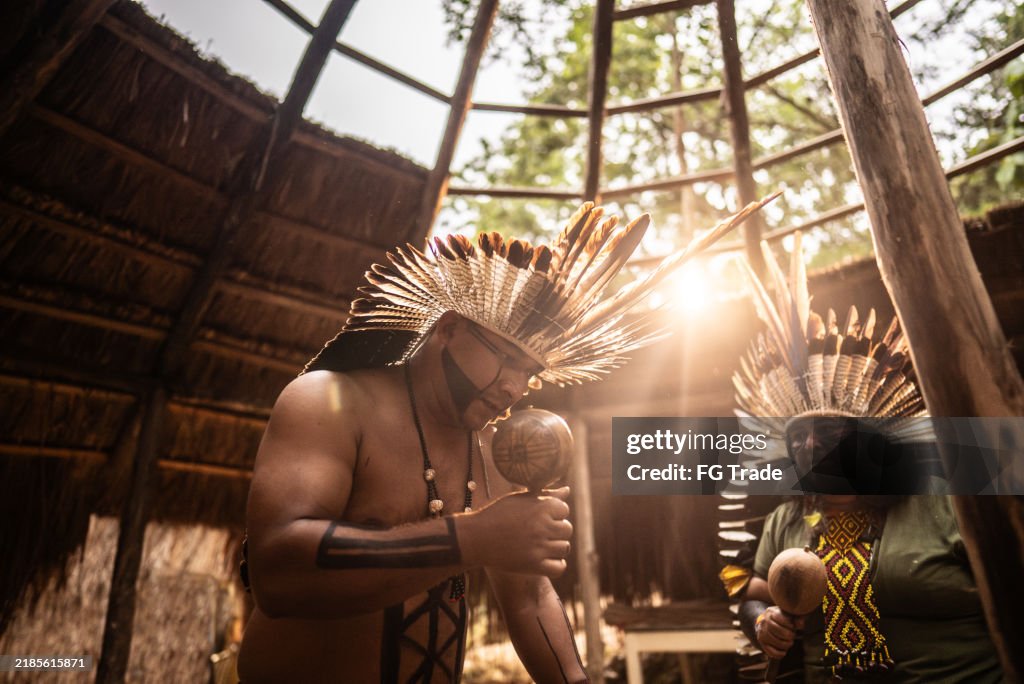 Ureinwohner des Stammes der Wassú führen im Dorf ein traditionelles Toré-Ritual durch