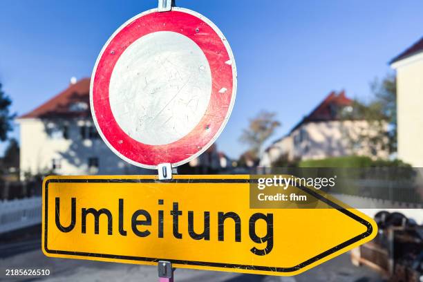 road closed and detour sign - road signs - barrikade stock-fotos und bilder
