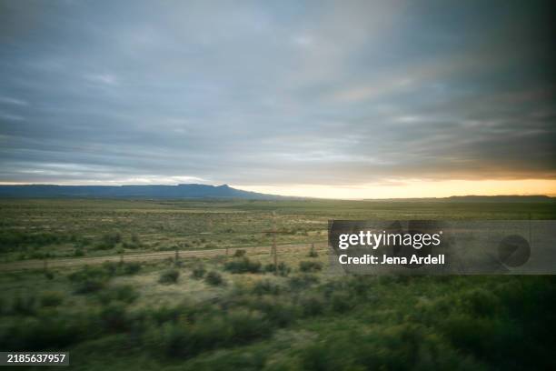 western landscape background, desert sunset background, horizon over land - vanishing point stock pictures, royalty-free photos & images