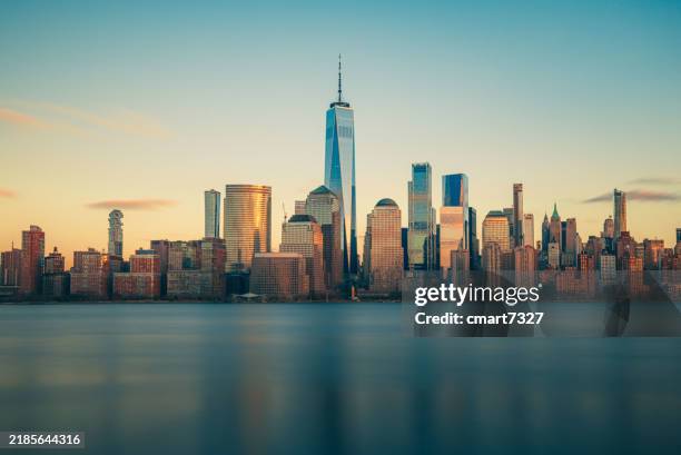 the freedom tower and nyc skyline - one world trade center stock pictures, royalty-free photos & images