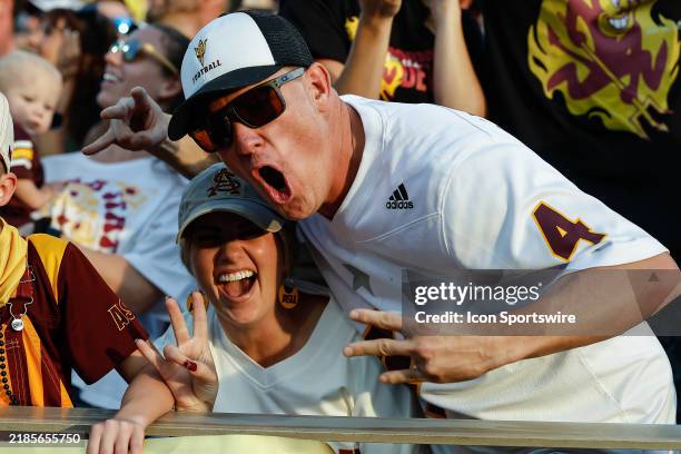 Asu Graduation Fans 41,073 College Football Fans Stock Photos, High-Res Pictures, and ...