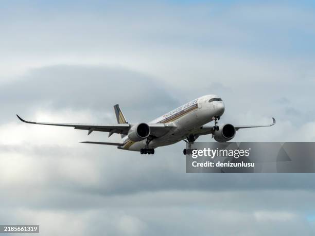 singapore airlines airbus airbus a350-941 landing at auckland international airport in auckland, new zealand - airbus stock pictures, royalty-free photos & images