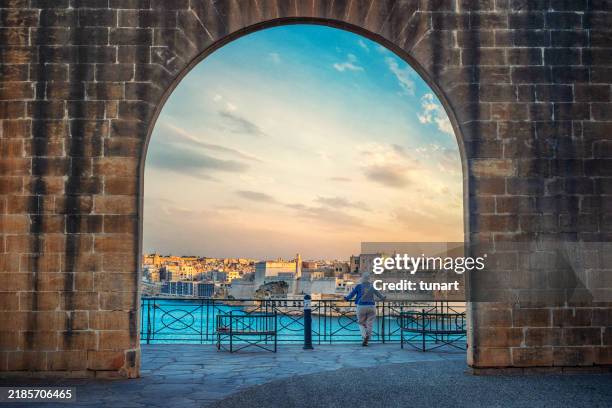blick weg von valletta nach birgu - insel malta stock-fotos und bilder